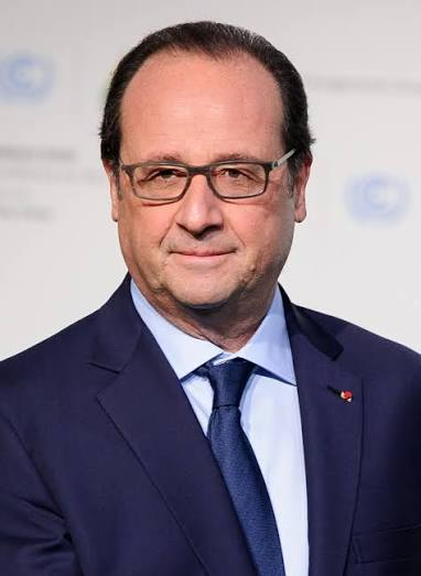 LouFrance75's tweet photo. Macron a augmenté les primes des hauts fonctionnaires de 47.4%.  Les salaires eux ont bondit entre 25 et 30%. 
Les fonctionnaires d'en bas ont eu une augmentation de 1.5 à 3.5%

On atteint la somme faramineuse de 19 milliards d'euros d'argent public pour des gens déjà surpayés et qui bénéficient d'avantages en nature énormes.

POUR INFO : François Hollande EST LE SEUL a avoir pris plusieurs mesures marquantes pour réduire ou encadrer les avantages et les rémunérations des dirigeants publics et des hauts fonctionnaires