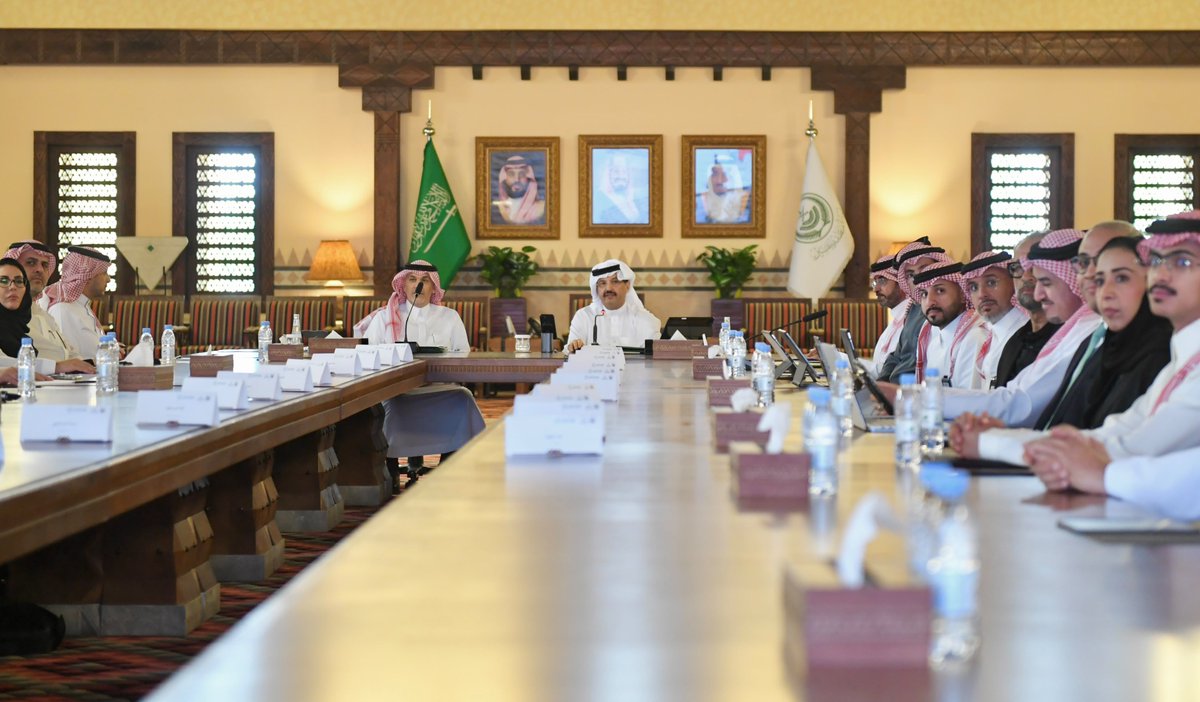 emartasir's tweet photo. عسير تبني التحالف الأجدر للاستثمار..

استقبل الأمير #تركي_بن_طلال معالي وزير الاستثمار فهد السيف، حيث جرى بحث بناء تحالف استثماري تتحد فيه العزائم؛ للانتقال بعسير إلى مسار استثماري أكثر طموحًا.

كما التقى معاليه عددًا من مستثمري المنطقة، والرؤساء التنفيذيين لشركات صندوق الاستثمارات العامة في عسير؛والغرف التجارية بالمنطقة، لتعزيز التكامل، وتمكين الاستثمار.

فحين تتحد العزائم، تتسع آفاق الممكن.

#صعود_عسير