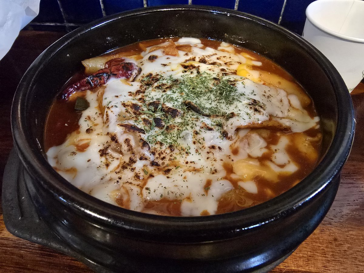 I_Lang_'s tweet photo. 홍대 그동네 떡볶이
사진을 구리개 찍엇지만 튀김이 기깔남
1인분이 뚝배기로 나와서 양 개많음 튀김까지 시켰더니 다 못먹어서 우울해짐 https://t.co/7lNErkSQ2k
