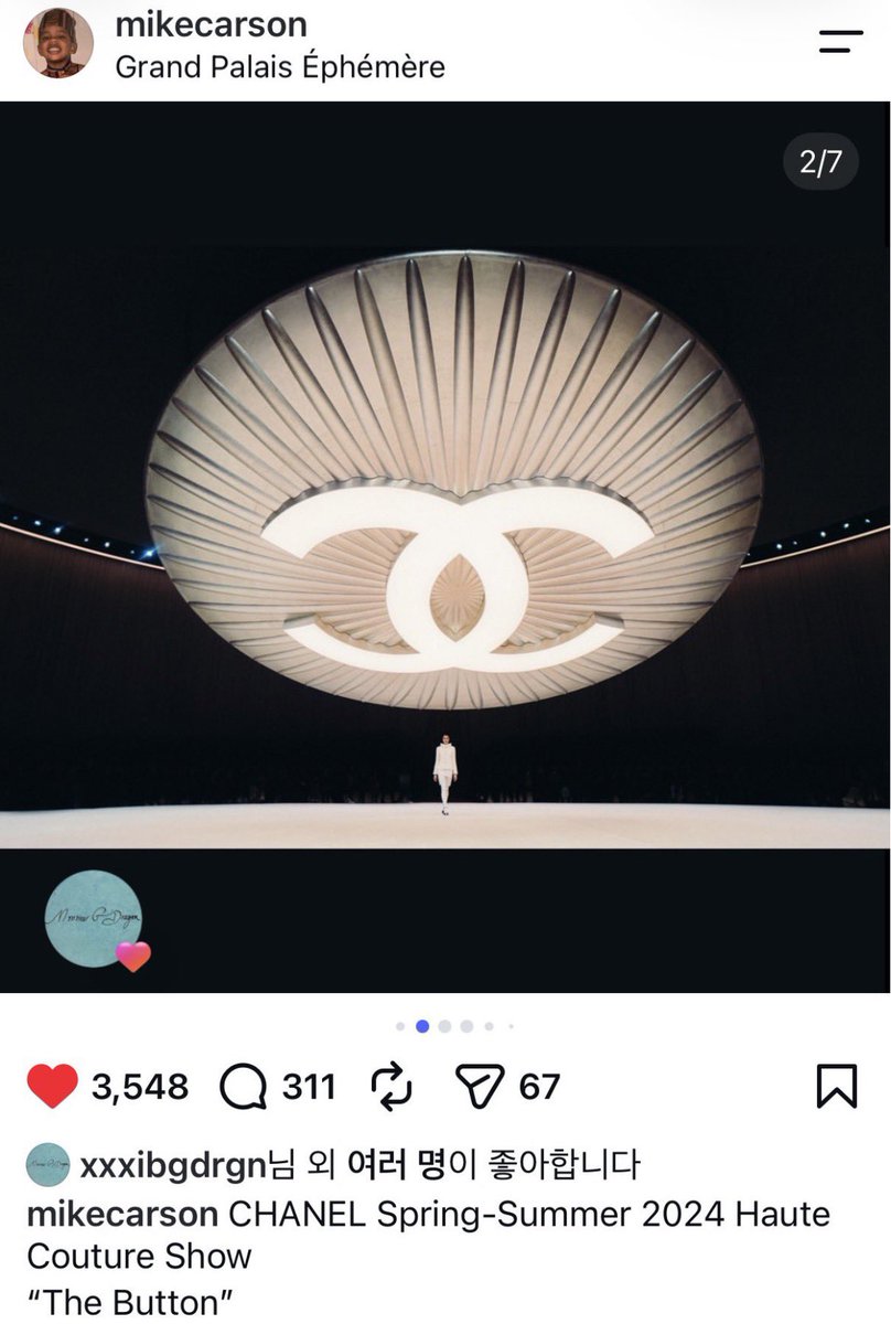 Zoa_Kwon_'s tweet photo. 👑 BIGBANG 2026 WORLD TOUR 💫

ツアーティザー、なんだかただならぬ雰囲気だと思っていたら……

演出を手がけたのは、グラミー賞ノミネート歴を持つ監督・クリエイター
Mike Carson（マイク・カーソン）😳✨

ライブ演出・映像・写真・広告など幅広く活動し、CHANELのショーをはじめ、Apple Music、Netflix、Travis Scott、Drakeなどの仕事も担当。

やっぱり、この15秒……
とんでもなく豪華な方が手がけてたんや😳🔥

🎬 Directed by Mike Carson
🎥 Produced by goodcopix / rachrchch

🔗 Profile
https://t.co/VX97up6JgD

🗓 13.08.2026
#BIGBANG #빅뱅
#COSMOS_WORLD_TOUR
#BIGBANG_IS_BACK #20thAnniversary