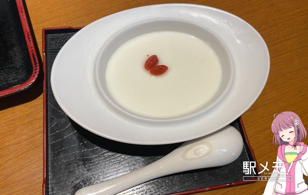Hamaroku205's tweet photo. パラパラ炒飯に大きな唐揚げ、
濃厚な杏仁豆腐も付いてくる田舎の町中華で至ってしまう…😇✨ https://t.co/eJFmAIhFMD