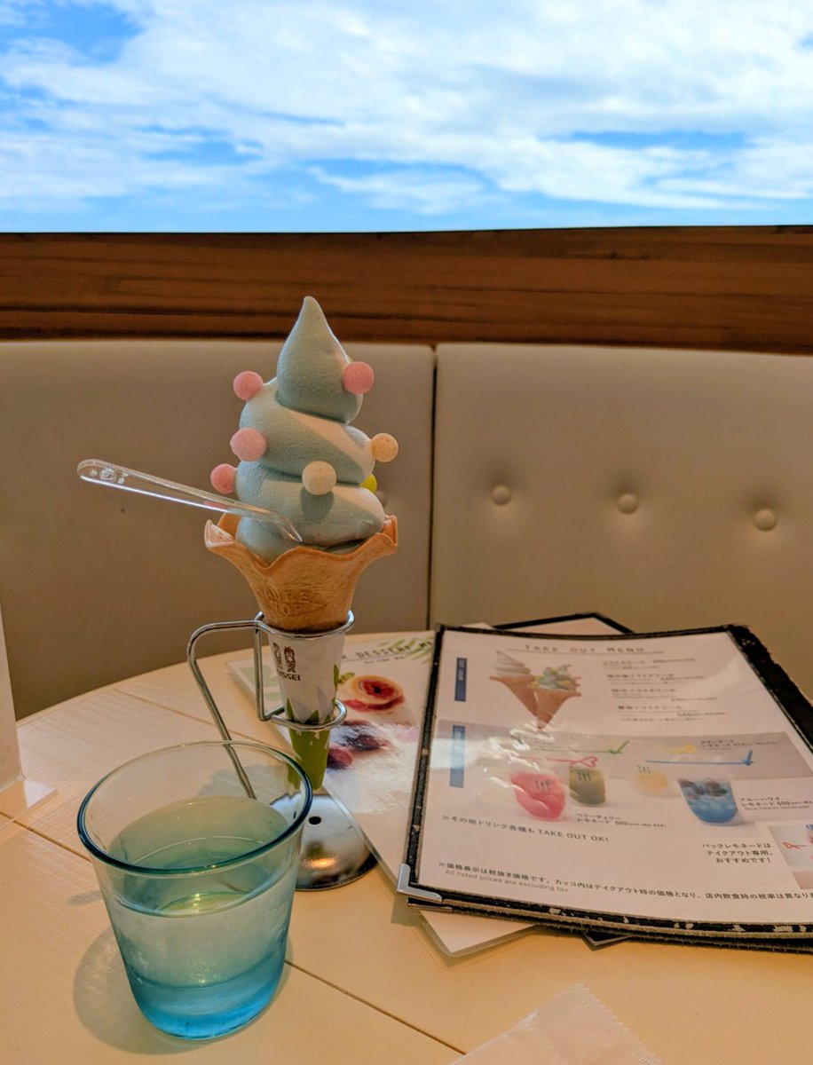 a0ZHEelobGGPQWS's tweet photo. 先ずは2階〈レストラン〉へ
海の食堂 #BAYARCE
#MAPLEHOUSE
mix ソフトクリーム
(ブルーは海の塩)
#ごちそうさまでした
2026/08/13撮影
#空がある風景
#みんなの風景写真
https://t.co/NscsZroyiy
https://t.co/2dFChmWf99 https://t.co/9DymTBtOMH