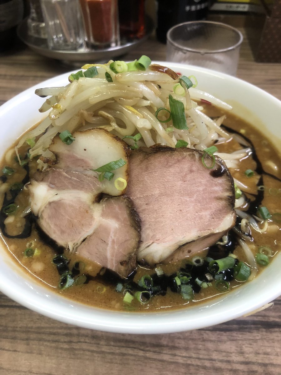 mio_wimps's tweet photo. 味噌屋八郎商店@新宿小滝橋通り
隣がラーメン二郎小滝橋通り店なので遠くから見ると混んでそうに見える
なんつっ亭の味噌ラーメンを久しぶりに食べに来た
見た目コッテリそうだけど
見た目に反してくどくなくて美味い
焼豚がなんつっ亭と同じだからコレが美味いんよ
やかんの水がなんつっ亭ぽい https://t.co/qGR78imzgm