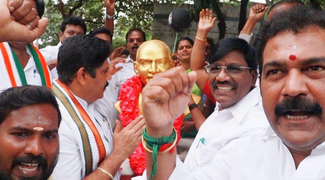 Viswanathan_INC's tweet photo. மக்களவை தொகுதி மறுவரையறைக்கு எதிராக மாபெரும் விழிப்புணர்வு பேரணி!

அகில இந்திய காங்கிரஸ் கமிட்டி அறிவிப்பின்படியும், தமிழ்நாடு காங்கிரஸ் கமிட்டி தலைவர் திரு. ப.மாணிக்கம் தாகூர் MP அவர்களின் ஆலோசனையின்படியும், தமிழக மக்களின் அரசியல் உரிமைகளைப் பறித்து, எதிர்காலத்தை கேள்விக்குறியாக்கும் வகையில் ஒன்றிய பா.ஜ.க. அரசு கொண்டுவரவுள்ள மக்களவை தொகுதி மறுவரையறை மசோதாவுக்கு எதிராக, வடசென்னை மேற்கு மாவட்ட காங்கிரஸ் கமிட்டி சார்பில் விழிப்புணர்வு பேரணி நடைபெற்றது.

மாவட்ட தலைவர் திரு. ஜெ. டில்லிபாபு MC அவர்கள் தலைமையில், கண்ணதாசன் நகர் EB அருகிலுள்ள காமராஜர் சிலையிலிருந்து தொடங்கிய இப்பேரணியை, சிறப்பு அழைப்பாளராக கலந்து கொண்ட மாண்புமிகு உயர்கல்வித் துறை அமைச்சர் திரு. பெ.விஸ்வநாதன் அவர்கள் தொடங்கி வைத்து, தொண்டர்களுடன் நடைபயணத்தில் பங்கேற்றார்.

“REJECT MODI – REJECT DELIMITATION” என்ற முழக்கத்துடன் நடைபெற்ற இப்பேரணி, கண்ணதாசன் நகர் காமராஜர் சிலையிலிருந்து MR நகர் சீலம் பேக்கரி அருகிலுள்ள ராஜீவ் காந்தி சிலை வரை நடைபெற்றது. தொடர்ந்து பொதுக்கூட்டமும் நடைபெற்றது.

இப்பேரணியில், மாநில நிர்வாகிகள், மாவட்ட நிர்வாகிகள், சர்க்கிள் மற்றும் வட்டத் தலைவர்கள், பிரிவு தலைவர்கள், கமிட்டி நிர்வாகிகள் உள்ளிட்ட காங்கிரஸ் பேரியக்கத்தின் அனைத்து நிலை நிர்வாகிகளும், தொண்டர்கள் பெருந்திரளாக கலந்து கொண்டு சிறப்பித்தனர்.

தமிழகத்தின் உரிமைகளைப் பாதுகாப்போம்!
ஜனநாயகத்தை நிலைநாட்டுவோம்!
தொகுதி மறுவரையறை திணிப்பை எதிர்ப்போம்!

#RejectModi #RejectDelimitation #Delimitation #Congress #TamilNaduCongress 
@INCIndia @INCTamilNadu @manickamtagore