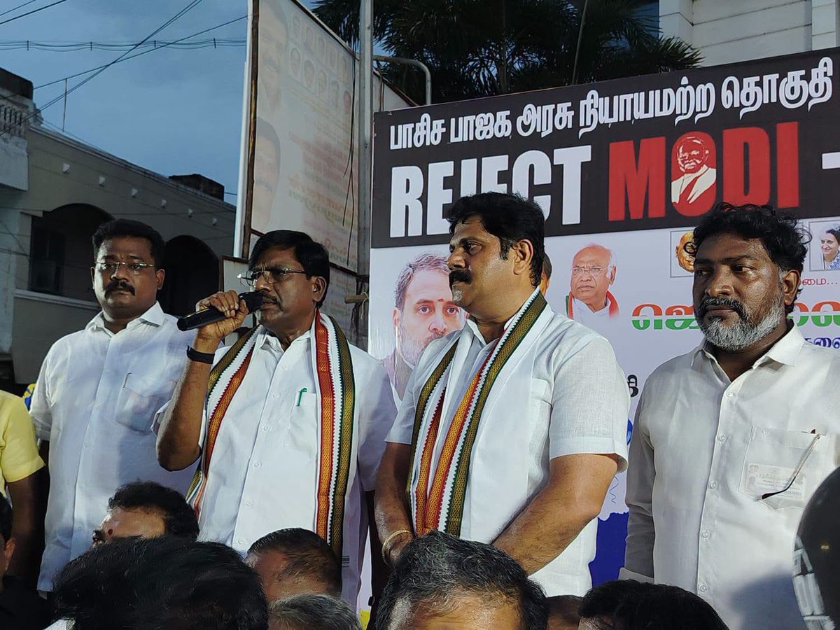 Viswanathan_INC's tweet photo. மக்களவை தொகுதி மறுவரையறைக்கு எதிராக மாபெரும் விழிப்புணர்வு பேரணி!

அகில இந்திய காங்கிரஸ் கமிட்டி அறிவிப்பின்படியும், தமிழ்நாடு காங்கிரஸ் கமிட்டி தலைவர் திரு. ப.மாணிக்கம் தாகூர் MP அவர்களின் ஆலோசனையின்படியும், தமிழக மக்களின் அரசியல் உரிமைகளைப் பறித்து, எதிர்காலத்தை கேள்விக்குறியாக்கும் வகையில் ஒன்றிய பா.ஜ.க. அரசு கொண்டுவரவுள்ள மக்களவை தொகுதி மறுவரையறை மசோதாவுக்கு எதிராக, வடசென்னை மேற்கு மாவட்ட காங்கிரஸ் கமிட்டி சார்பில் விழிப்புணர்வு பேரணி நடைபெற்றது.

மாவட்ட தலைவர் திரு. ஜெ. டில்லிபாபு MC அவர்கள் தலைமையில், கண்ணதாசன் நகர் EB அருகிலுள்ள காமராஜர் சிலையிலிருந்து தொடங்கிய இப்பேரணியை, சிறப்பு அழைப்பாளராக கலந்து கொண்ட மாண்புமிகு உயர்கல்வித் துறை அமைச்சர் திரு. பெ.விஸ்வநாதன் அவர்கள் தொடங்கி வைத்து, தொண்டர்களுடன் நடைபயணத்தில் பங்கேற்றார்.

“REJECT MODI – REJECT DELIMITATION” என்ற முழக்கத்துடன் நடைபெற்ற இப்பேரணி, கண்ணதாசன் நகர் காமராஜர் சிலையிலிருந்து MR நகர் சீலம் பேக்கரி அருகிலுள்ள ராஜீவ் காந்தி சிலை வரை நடைபெற்றது. தொடர்ந்து பொதுக்கூட்டமும் நடைபெற்றது.

இப்பேரணியில், மாநில நிர்வாகிகள், மாவட்ட நிர்வாகிகள், சர்க்கிள் மற்றும் வட்டத் தலைவர்கள், பிரிவு தலைவர்கள், கமிட்டி நிர்வாகிகள் உள்ளிட்ட காங்கிரஸ் பேரியக்கத்தின் அனைத்து நிலை நிர்வாகிகளும், தொண்டர்கள் பெருந்திரளாக கலந்து கொண்டு சிறப்பித்தனர்.

தமிழகத்தின் உரிமைகளைப் பாதுகாப்போம்!
ஜனநாயகத்தை நிலைநாட்டுவோம்!
தொகுதி மறுவரையறை திணிப்பை எதிர்ப்போம்!

#RejectModi #RejectDelimitation #Delimitation #Congress #TamilNaduCongress 
@INCIndia @INCTamilNadu @manickamtagore