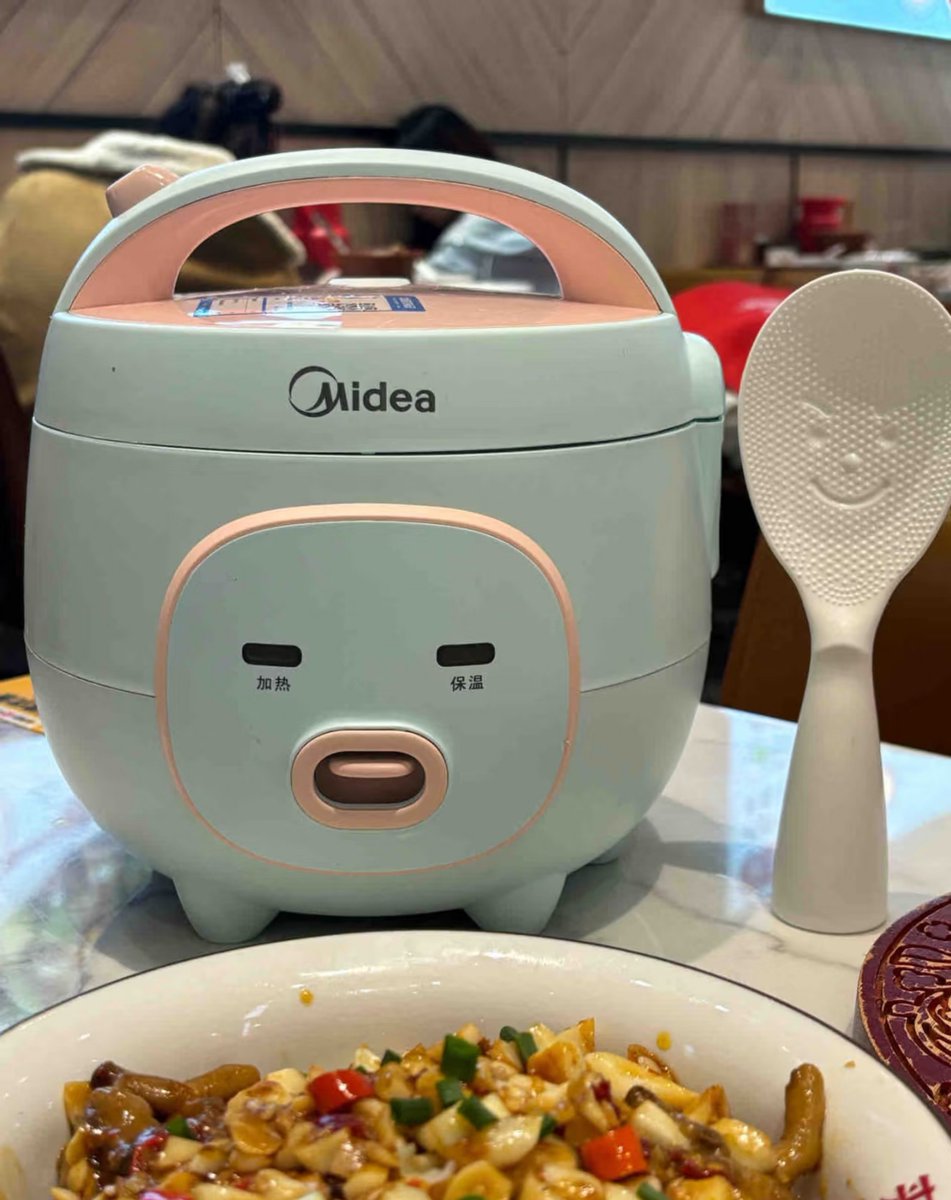 littlemeezsiw's tweet photo. In this economy… rice cooker anak kos tuh harus multifungsi 😭 Nggak cuma nanak nasi, tapi bisa rebus mie, ngukus, sampai masak juga! https://t.co/bDmbRPD4BU