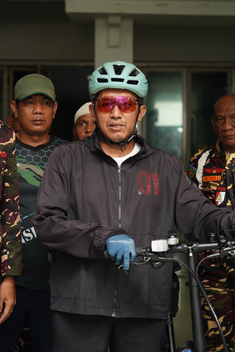 Official_Ansor's tweet photo. Ketua Umum Pimpinan Pusat GP Ansor, H. Addin Jauharudin melepas perjalanan Sahabat Makhsun Arif Hidayat, kader Banser yang mengayuh sepeda Palembang-Jombang untuk menghadiri Muktamar ke-35 Nahdlatul Ulama.

Sebagai bentuk penghormatan atas niat tulus Ndan Arif, Bang Ketum Addin menggunakan sepeda dari kediamannya, menempuh jarak 25km, sekitar 97 menit hingga tiba di Kantor PP GP Ansor. 

Doa terbaik untuk Ndan Arif, teladan, inspirasi bagi kita semua. Semoga Ndan Arif diberi kekuatan dan kesehatan hingga Jombang, rumah para muassis.

#ansorbanser #sepeda #muktamar