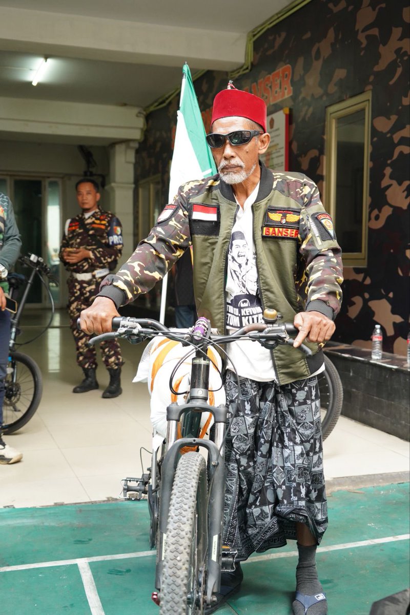 Official_Ansor's tweet photo. Ketua Umum Pimpinan Pusat GP Ansor, H. Addin Jauharudin melepas perjalanan Sahabat Makhsun Arif Hidayat, kader Banser yang mengayuh sepeda Palembang-Jombang untuk menghadiri Muktamar ke-35 Nahdlatul Ulama.

Sebagai bentuk penghormatan atas niat tulus Ndan Arif, Bang Ketum Addin menggunakan sepeda dari kediamannya, menempuh jarak 25km, sekitar 97 menit hingga tiba di Kantor PP GP Ansor. 

Doa terbaik untuk Ndan Arif, teladan, inspirasi bagi kita semua. Semoga Ndan Arif diberi kekuatan dan kesehatan hingga Jombang, rumah para muassis.

#ansorbanser #sepeda #muktamar