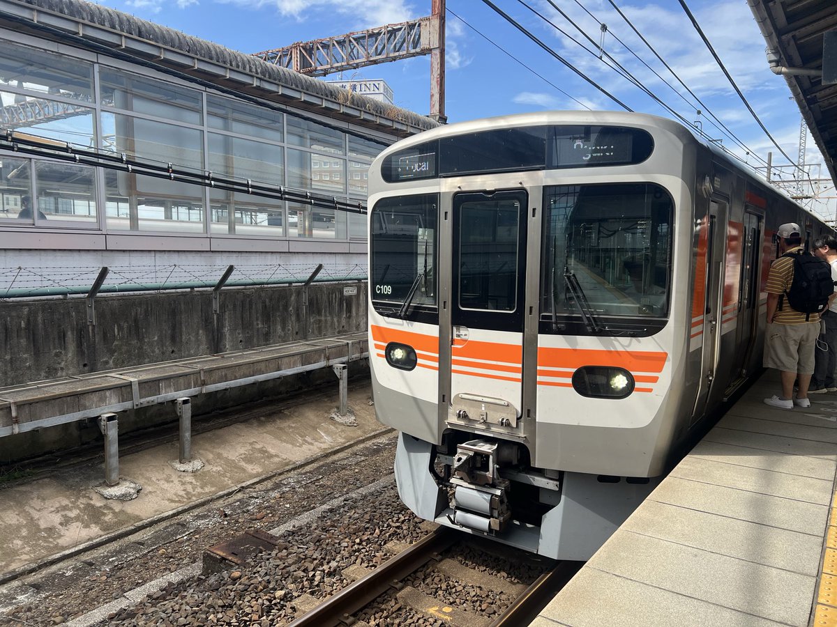 omo841's tweet photo. 315系を見ると名古屋の風を感じる
#米原駅
#315系 https://t.co/g7pOgIhdKR