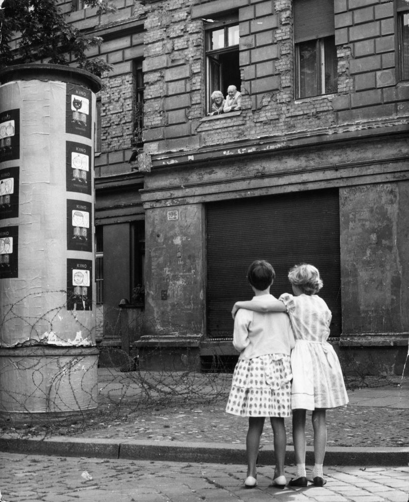 HistoryExtra's tweet photo. #OnThisDay in 1961, the East German authorities closed the border between East and West Berlin to stem the flow of refugees to the West. Berlin would remain divided until November 1989.

📸 Getty https://t.co/iTCpmcjx5z