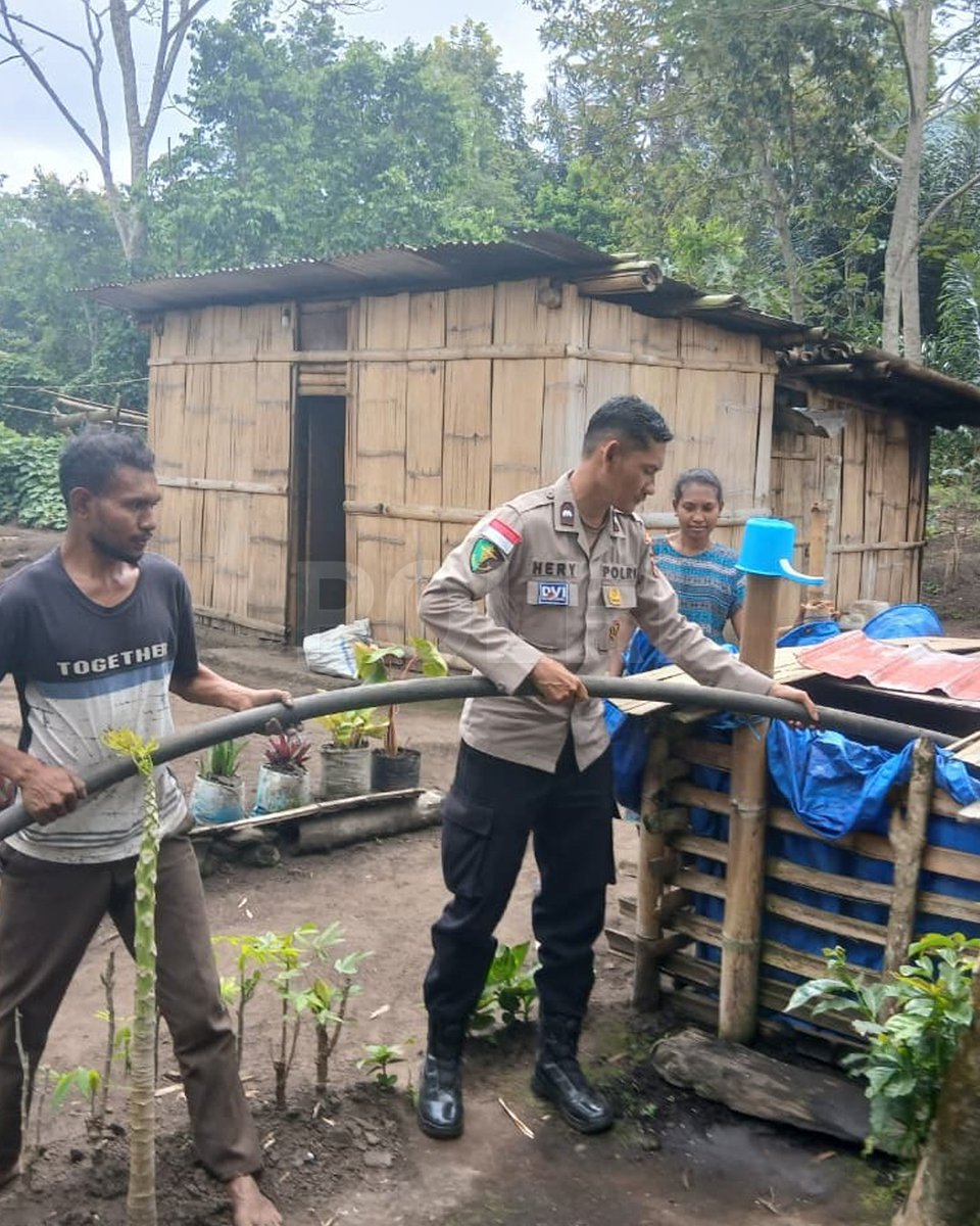 setumpoldabali's tweet photo. Polres Ngada, Polda Nusa Tenggara Timur (NTT) menyalurkan bantuan air bersih kepada warga Kampung Bopoma, RT 007/RW 00, Desa Bopoma, Kecamatan Golewa Barat, Kabupaten Ngada pada Rabu (12/8). https://t.co/FZTCPHkwrk