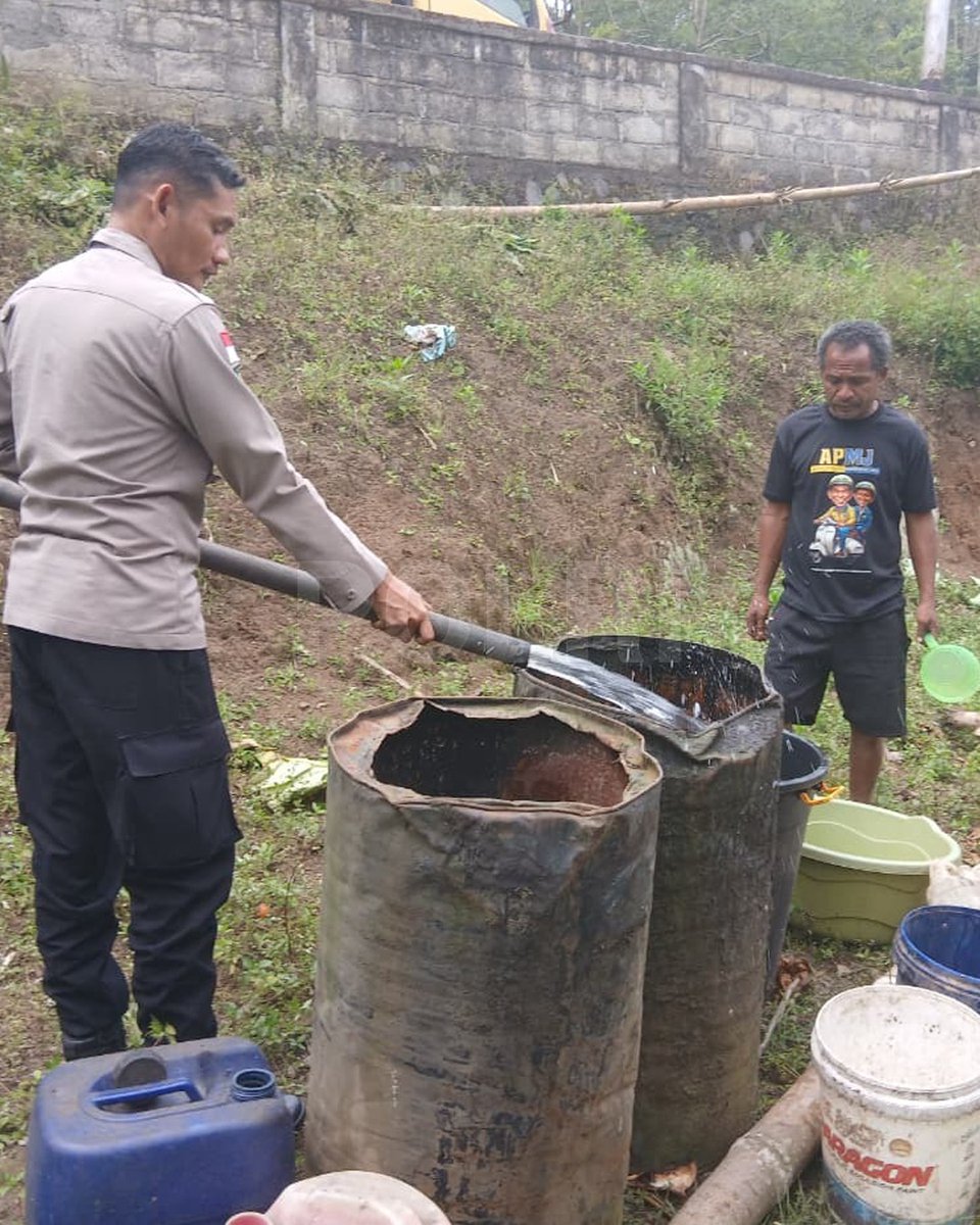 setumpoldabali's tweet photo. Polres Ngada, Polda Nusa Tenggara Timur (NTT) menyalurkan bantuan air bersih kepada warga Kampung Bopoma, RT 007/RW 00, Desa Bopoma, Kecamatan Golewa Barat, Kabupaten Ngada pada Rabu (12/8). https://t.co/FZTCPHkwrk