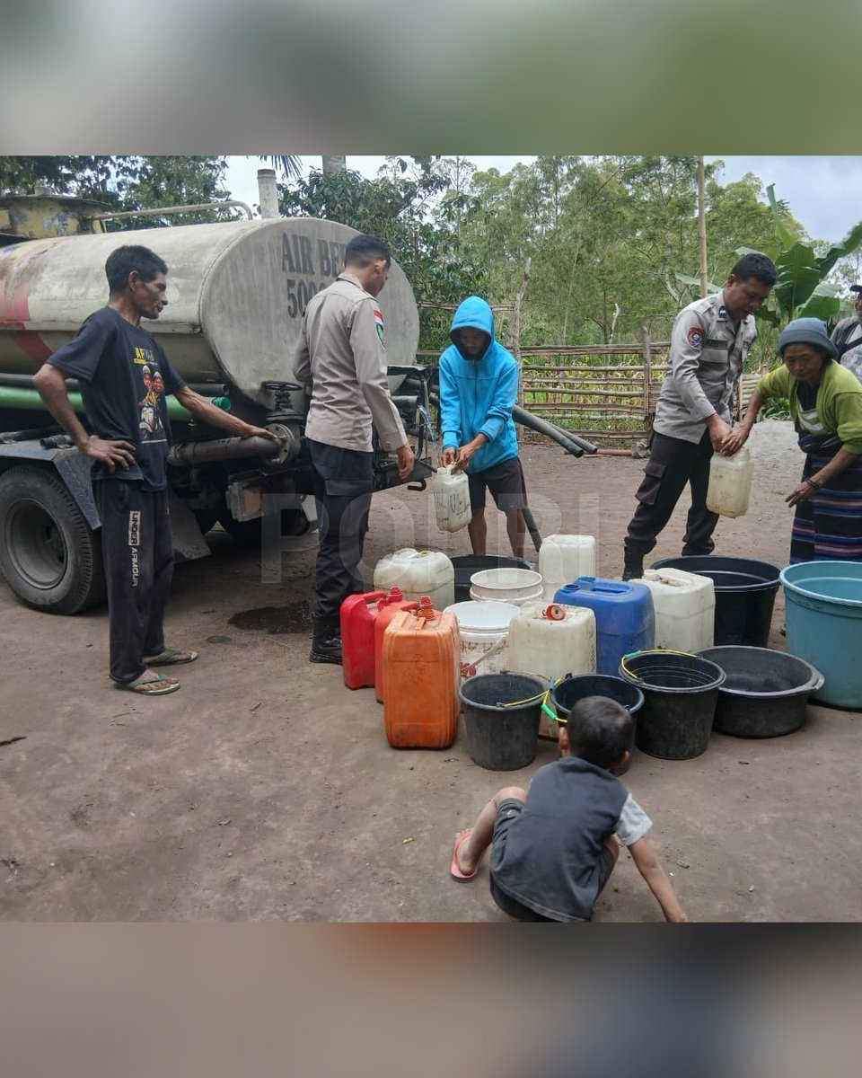 setumpoldabali's tweet photo. Polres Ngada, Polda Nusa Tenggara Timur (NTT) menyalurkan bantuan air bersih kepada warga Kampung Bopoma, RT 007/RW 00, Desa Bopoma, Kecamatan Golewa Barat, Kabupaten Ngada pada Rabu (12/8). https://t.co/FZTCPHkwrk