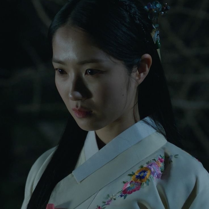 _kim_hyeyoon's tweet photo. SAGEUK HYEYOON IS SO BEAUTIFUL 👑🌸 https://t.co/GWhdEwxCXu