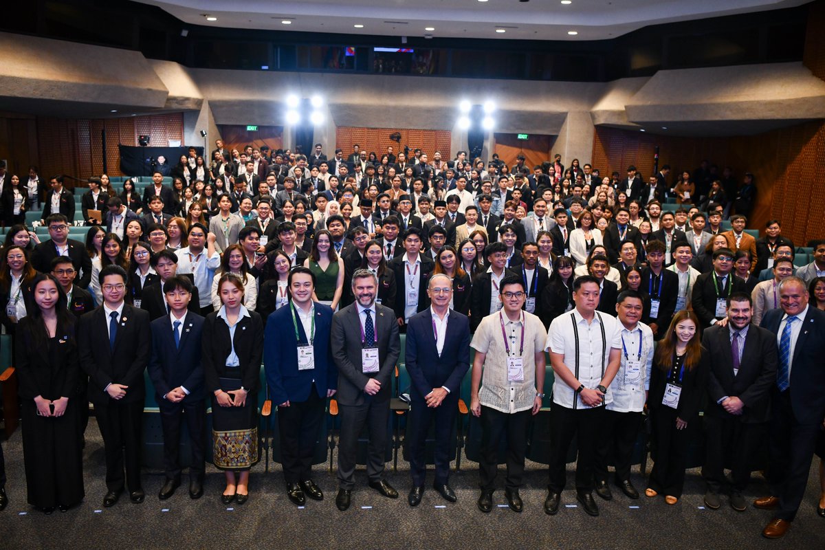 UNDPPH's tweet photo. Young people are shaping ASEAN’s digital future.
Around 300 youth leaders gathered in Manila for the DSWD and NYC-led ASEAN Youth Summit, with support from UNDP and the Gov't of Australia 🇦🇺
𝗥𝗲𝗮𝗱 𝗺𝗼𝗿𝗲: https://t.co/1FpdRptDOV https://t.co/znAHogS75I