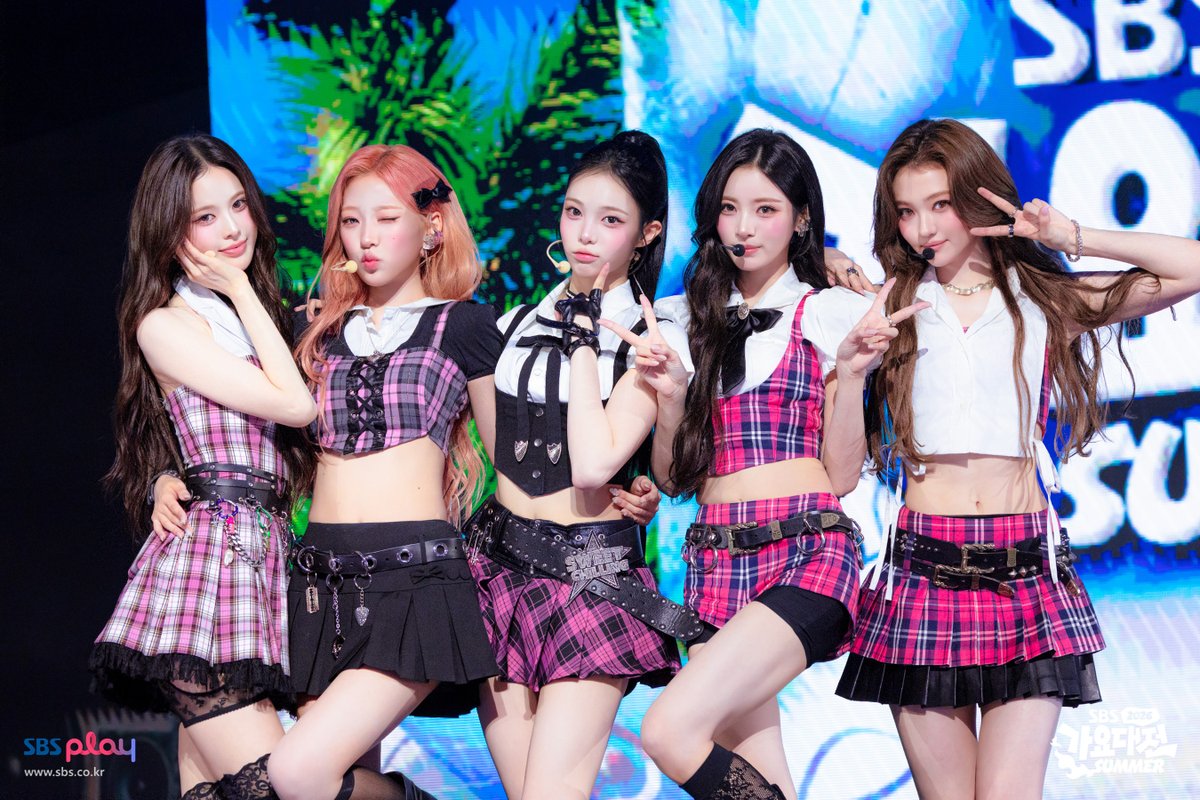 inga_sbs's tweet photo. 📍2026 SBS 가요대전 SUMMER🍦

• 썸머 엔젤스 (SUMMER ANJELS) - 현장포토📸

MORE🔗
https://t.co/gsTYC65xT2

#SBS가요대전 #2026SBS가요대전SUMMER 
#2026SBSGAYODAEJEONSUMMER
#이안 #스텔라 #안나 #엘라 #방지민
@Hearts2Hearts @OFFICIAL_MEOVV @izna_offcl https://t.co/5pkR0LgbSv
