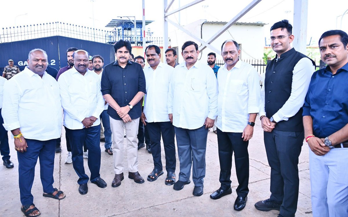 JanaSenaParty's tweet photo. విశాఖ చేరుకున్న ఉపముఖ్యమంత్రివర్యులు శ్రీ @PawanKalyan గారు

ప్రపంచ ఏనుగుల దినోత్సవ జాతీయ వేడుకల్లో పాల్గొనేందుకు రాష్ట్ర ఉపముఖ్యమంత్రి శ్రీ పవన్ కళ్యాణ్ గారు కొద్దిసేపటి క్రితం విశాఖపట్నం చేరుకున్నారు. విమానాశ్రయంలో ఆయనకు పార్టీ ఎమ్మెల్యేలు శ్రీ పంచకర్ల రమేష్ బాబు, శ్రీ వంశీకృష్ణ శ్రీనివాస్ యాదవ్, శ్రీ సుందరపు విజయ్ కుమార్, శ్రీ విష్ణుకుమార్ రాజు, డీసీసీబీ ఛైర్మన్ శ్రీ కోన తాతారావు, రాష్ట్ర జానపద సృజనాత్మక అకాడమీ ఛైర్మన్ శ్రీ వంపూరి గంగులయ్య, జిల్లా గ్రంథాలయ సంస్థ చైర్మన్ శ్రీ వన్నెంరెడ్డి సతీష్, జిల్లా అధికారులు, పార్టీ నాయకులు ఘన స్వాగతం పలికారు. భుజానికి శస్త్ర చికిత్స చేసిన చెయ్యి ఇబ్బందిగా ఉన్నప్పటికీ వాహనం నుంచి దిగి స్వాగతం పలికేందుకు వచ్చిన ప్రతి ఒక్కరికీ అభివాదం చేస్తూ ముందుకు సాగారు.  గౌరవ కేంద్ర సహాయ మంత్రి శ్రీ కీర్తివర్థన్ సింగ్ గారితో కలిసి ప్రపంచ ఏనుగుల దినోత్సవ జాతీయ వేడుకల్లో శ్రీ పవన్ కళ్యాణ్ గారు పాల్గొన్నారు.

#WorldElephantDay