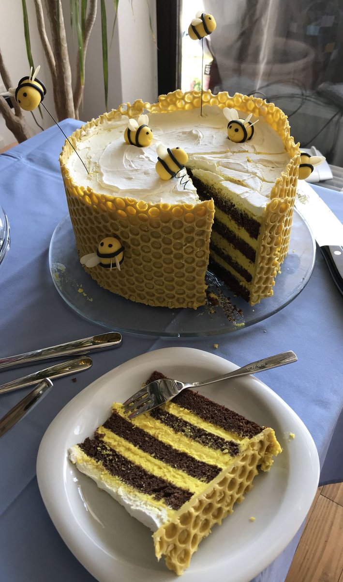 daily_dolce's tweet photo. Dream cake 🐝💛 https://t.co/LlCrjvsYlI