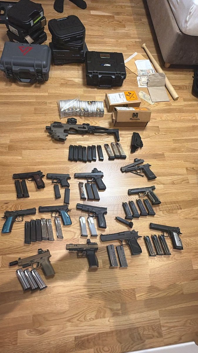 ankara_kusu's tweet photo. Alihan Kuriş operasyonunda cephane ele geçirilmiş. 20 ruhsatsız silah ne demek yahu 🙄

Paralara bakın 🙈 https://t.co/5iw8ovPDc7