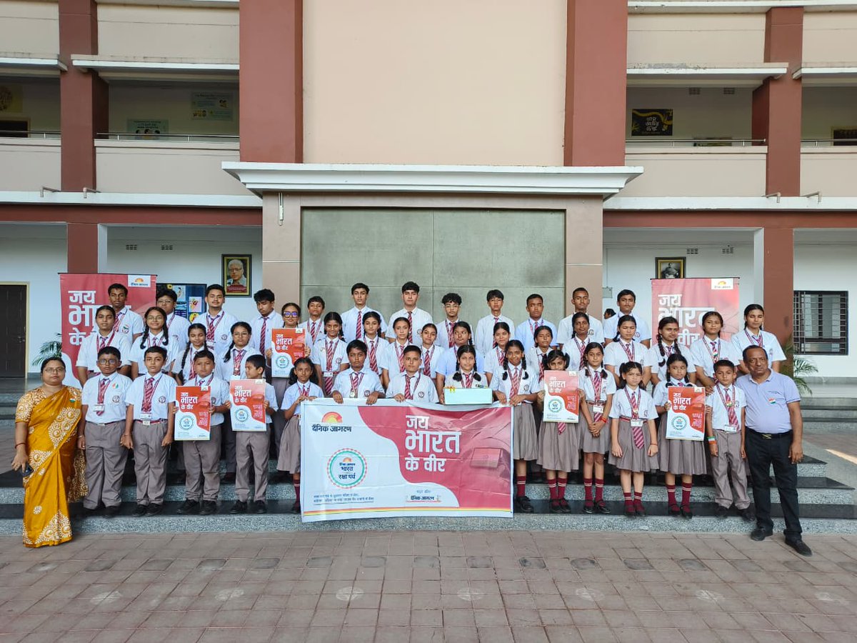 BharatRP26's tweet photo. Young hearts came together to celebrate the spirit of #BharatRakshaParv with pride, enthusiasm and love for the nation. 🇮🇳❤️

The students expressed their gratitude to our brave soldiers, celebrating the values of patriotism, courage and sacrifice.

#JaiHind #IndianArmy #BRP https://t.co/1w7zKjfi9n