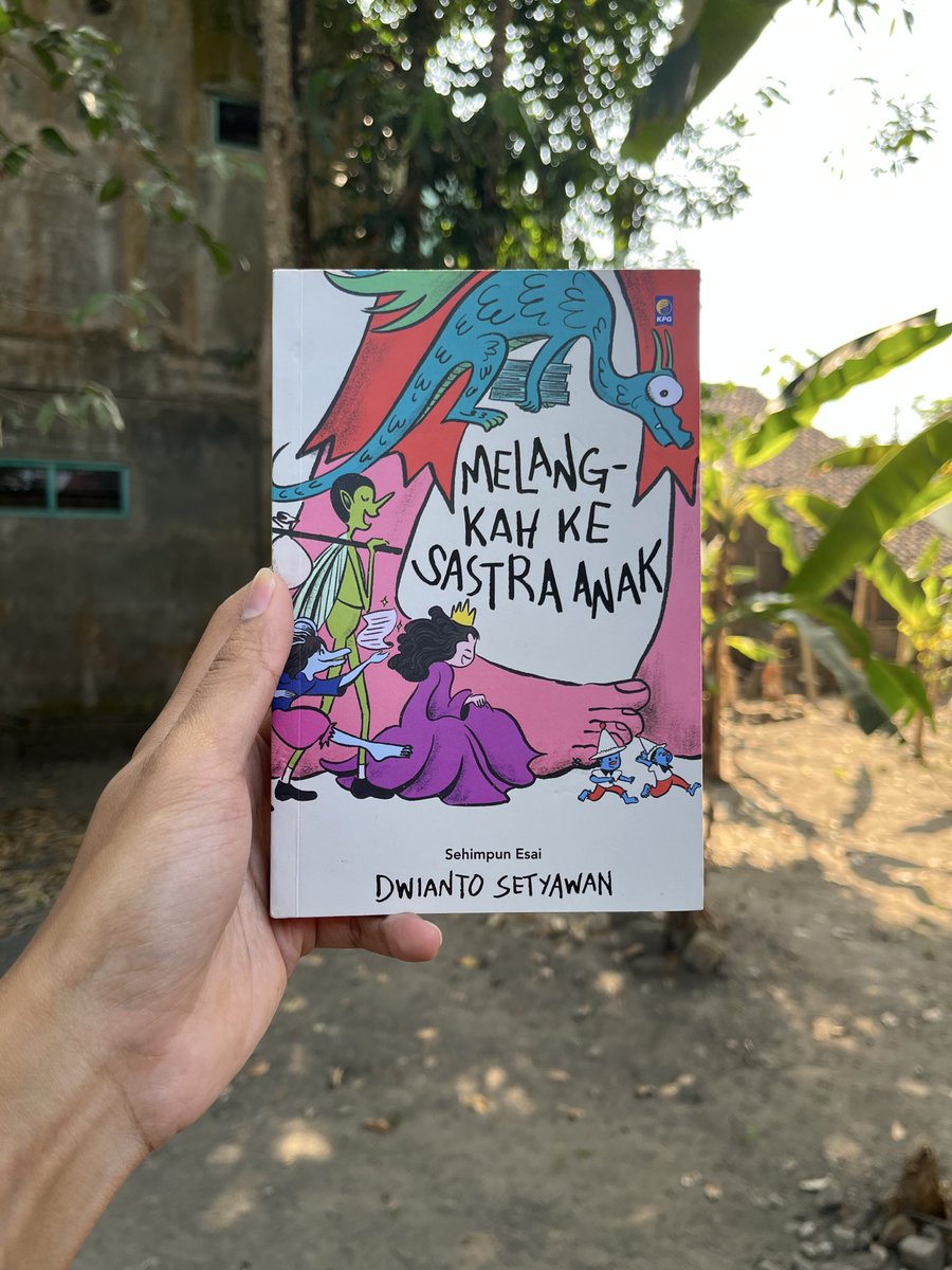 raafian's tweet photo. dari proyek buku Inpres hingga momok karya terjemahan, mari tengok kembali perjalanan dan diskursus perbukuan anak yang terjadi pada beberapa dekade lalu. ulasan kumpulan esai “Melangkah ke Sastra Anak” karya Dwianto Setyawan: https://t.co/SqL9zGqU1u https://t.co/QsgIFtSqLL