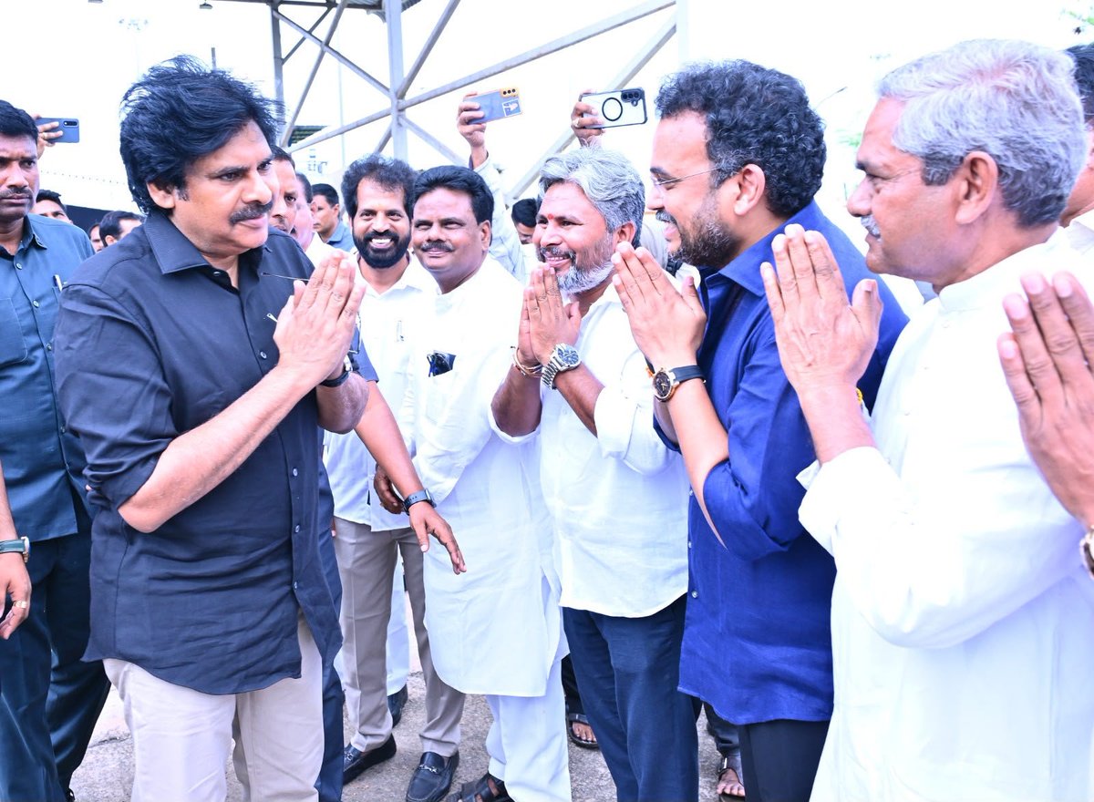 JanaSenaParty's tweet photo. విశాఖ చేరుకున్న ఉపముఖ్యమంత్రివర్యులు శ్రీ @PawanKalyan గారు

ప్రపంచ ఏనుగుల దినోత్సవ జాతీయ వేడుకల్లో పాల్గొనేందుకు రాష్ట్ర ఉపముఖ్యమంత్రి శ్రీ పవన్ కళ్యాణ్ గారు కొద్దిసేపటి క్రితం విశాఖపట్నం చేరుకున్నారు. విమానాశ్రయంలో ఆయనకు పార్టీ ఎమ్మెల్యేలు శ్రీ పంచకర్ల రమేష్ బాబు, శ్రీ వంశీకృష్ణ శ్రీనివాస్ యాదవ్, శ్రీ సుందరపు విజయ్ కుమార్, శ్రీ విష్ణుకుమార్ రాజు, డీసీసీబీ ఛైర్మన్ శ్రీ కోన తాతారావు, రాష్ట్ర జానపద సృజనాత్మక అకాడమీ ఛైర్మన్ శ్రీ వంపూరి గంగులయ్య, జిల్లా గ్రంథాలయ సంస్థ చైర్మన్ శ్రీ వన్నెంరెడ్డి సతీష్, జిల్లా అధికారులు, పార్టీ నాయకులు ఘన స్వాగతం పలికారు. భుజానికి శస్త్ర చికిత్స చేసిన చెయ్యి ఇబ్బందిగా ఉన్నప్పటికీ వాహనం నుంచి దిగి స్వాగతం పలికేందుకు వచ్చిన ప్రతి ఒక్కరికీ అభివాదం చేస్తూ ముందుకు సాగారు.  గౌరవ కేంద్ర సహాయ మంత్రి శ్రీ కీర్తివర్థన్ సింగ్ గారితో కలిసి ప్రపంచ ఏనుగుల దినోత్సవ జాతీయ వేడుకల్లో శ్రీ పవన్ కళ్యాణ్ గారు పాల్గొన్నారు.

#WorldElephantDay