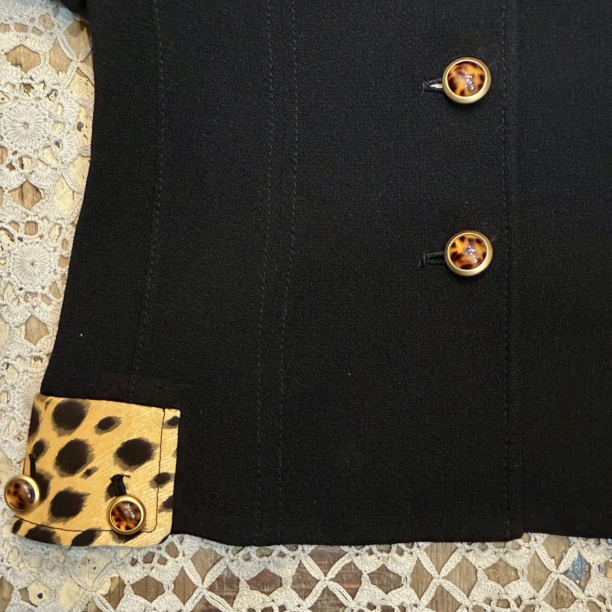 shimokita_putti's tweet photo. ○通販可能○

🐆80s jacket🐆

*伊太利屋*

お色味はブラックです🐦‍⬛
レオパードの配置がイカしてます🧁
縦ラインのパネル切替えが美しい🥂
おボタンもレオパードでステキ🥨

※ポリエステル100
※肩パッド付き

プチコション本店 https://t.co/9XHMuC856z
