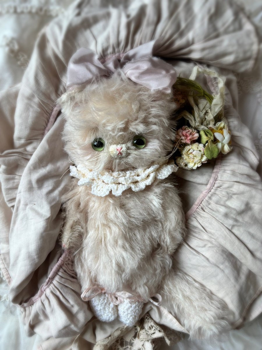 KamoKamobear's tweet photo. 日本テディベア with Friends コンベンション

靴下を履いた猫ちゃん
淡いピンク色のモヘアの猫ちゃんです。
おメメはグリーン色のキャッツアイ
23cm https://t.co/SFzdPpSC55