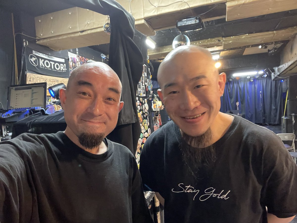 PEAKACTION2011's tweet photo. 大樹さんまた必ずです！！
恒例の一枚ーーー！！！
メガネお借りしましたw https://t.co/OO8YtB1634