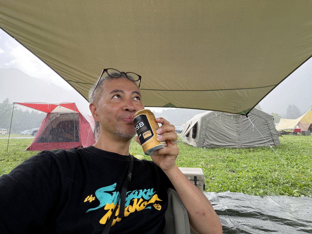 sansin_hide's tweet photo. 雨もまた良し☔️☺️

もう一枚の写真は明け方の富士山

#キャンプ　#ふもとっぱら　#雨も好き https://t.co/8TRZn3OrGe