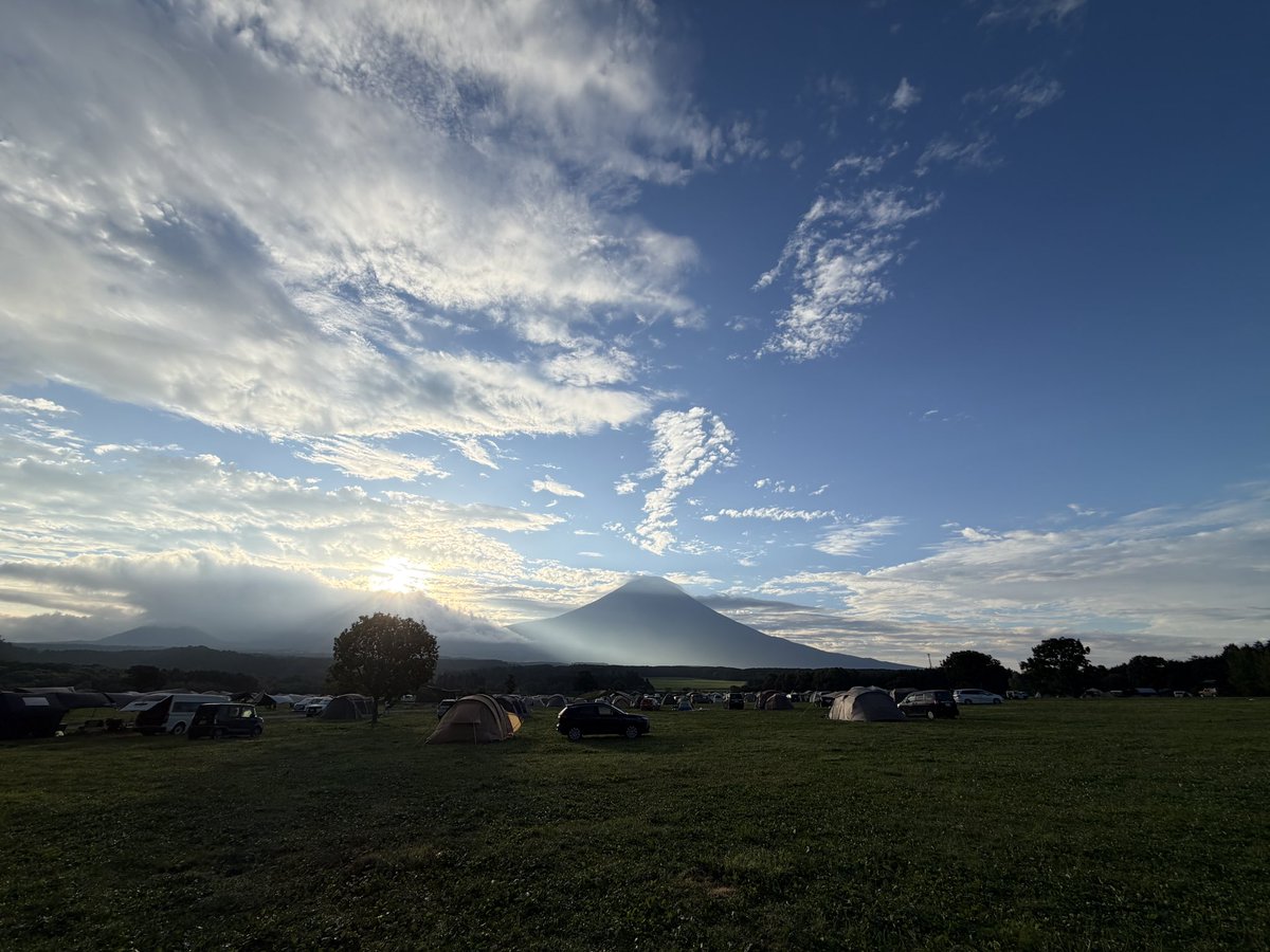 sansin_hide's tweet photo. 雨もまた良し☔️☺️

もう一枚の写真は明け方の富士山

#キャンプ　#ふもとっぱら　#雨も好き https://t.co/8TRZn3OrGe