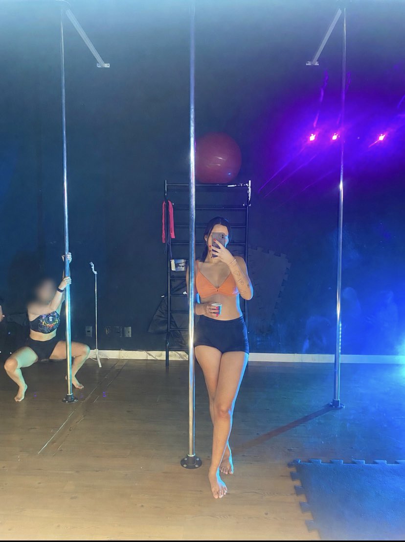 anapaulaaa_t's tweet photo. É muito engraçado tirar foto no pole dance kkkkkkk https://t.co/CNe9b3VLzW