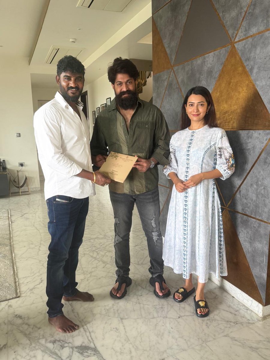 TeamYashFC's tweet photo. Chikanna Invited Rocking Couple to bless and grace his marriage ❤️ ✨

#Yash @ThenameisYash 
#YashBOSS https://t.co/pdr9ZdqIfL