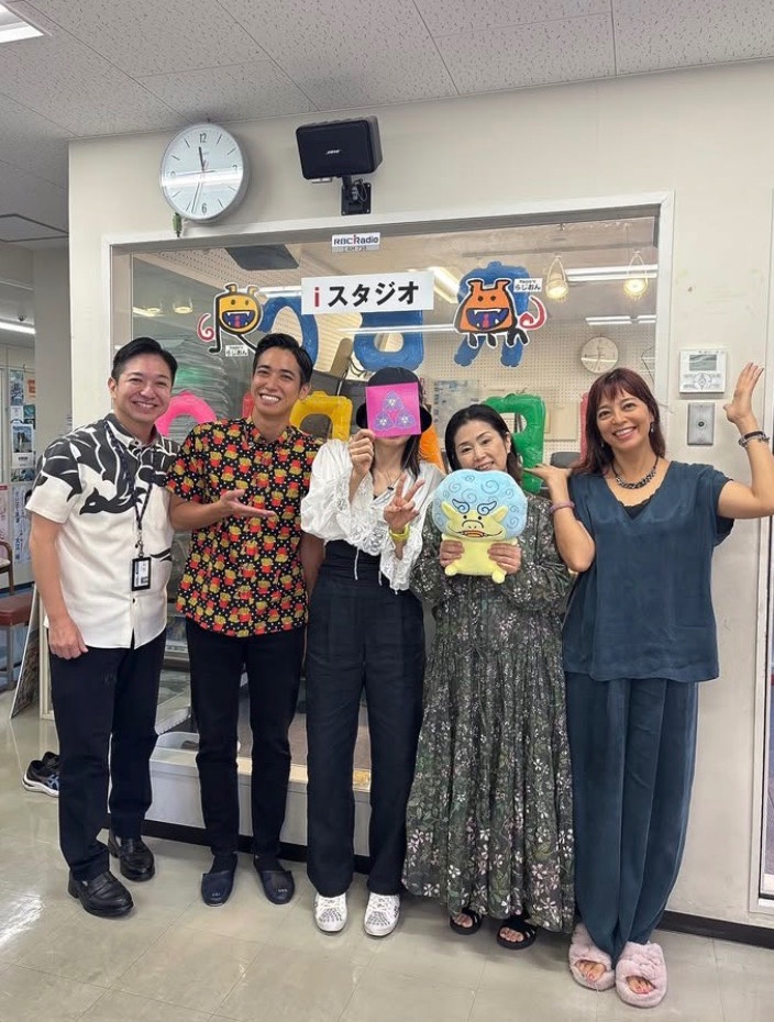 CoccoOfficialT's tweet photo. 久々の地元ラジオ出演。
音楽をちゃんと受け止めてくれる番組でおしゃべりできるって、実は本当にうれしいことなんだよ。ひーやーさっさ！ https://t.co/vfRhngw6ks