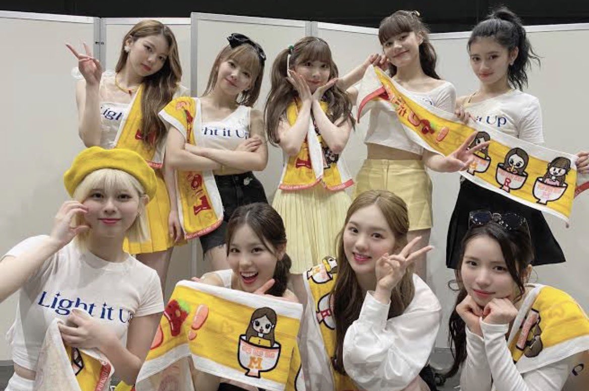 okataro1541's tweet photo. 今日8月13日は
NiziUが初の単独ライブ
「Light it Up」からちょうど4年！
コロナ禍の中で中々ライブが出来なくて
やっと実現した単独ライブ！
自分にとってはあの日は
一生忘れられない🥹
メンバーみんなの言葉が
心にめっちゃ響いてすごい感動した😭
CLAP CLAPをクラッパーを使って
会場全体がひとつになれて素敵だった🥹
あーあれから4年かー🥹🌈✨
#Light_it_Up #NiziU
