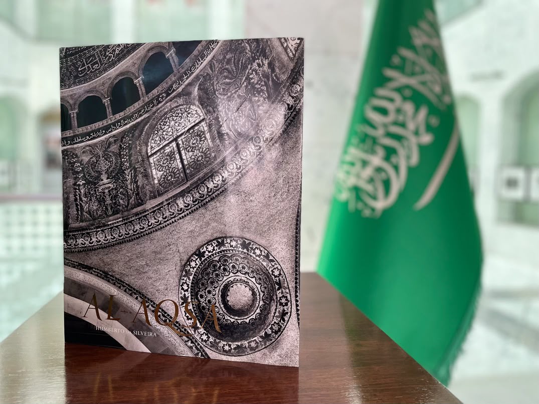 KAPLibrary's tweet photo. المصور الراحل البرازيلي همبرتو دا سلفيرا، يعدُّ واحدًا من أهم المصورين الذين ارتبطت تجربتهم المهنية بالمملكة العربية السعودية، وتوثيق جوانب من تاريخها وتحولاتها الاجتماعية والثقافية وتصوير معالمها الأثرية. حيث كوّن أرشيفًا بصريًّا ثريًّا، أثمر - عبر تعاونه مع مكتبة الملك عبدالعزيز العامة - عددًا من الأعمال التاريخية  البارزة مثل كتب : التوحيد ، الموحّد ، عبدالله ، الأقصى ، الحجر. ،و صور كتابي:  نجد ، بدو  ، التي تعدُّ من الأعمال التوثيقية الرائدة .