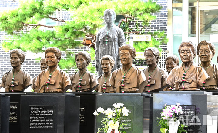 chosunonline's tweet photo. 「日本軍慰安婦被害者を忘れない」 https://t.co/5wXiaf4jJJ 

「日本軍慰安婦被害者をたたえる日」を翌日に控えた13日、京畿道広州市の「ナヌムの家」に建てられた、亡くなった慰安婦被害者たちの胸像の様子。 https://t.co/p1J6QqPnPe