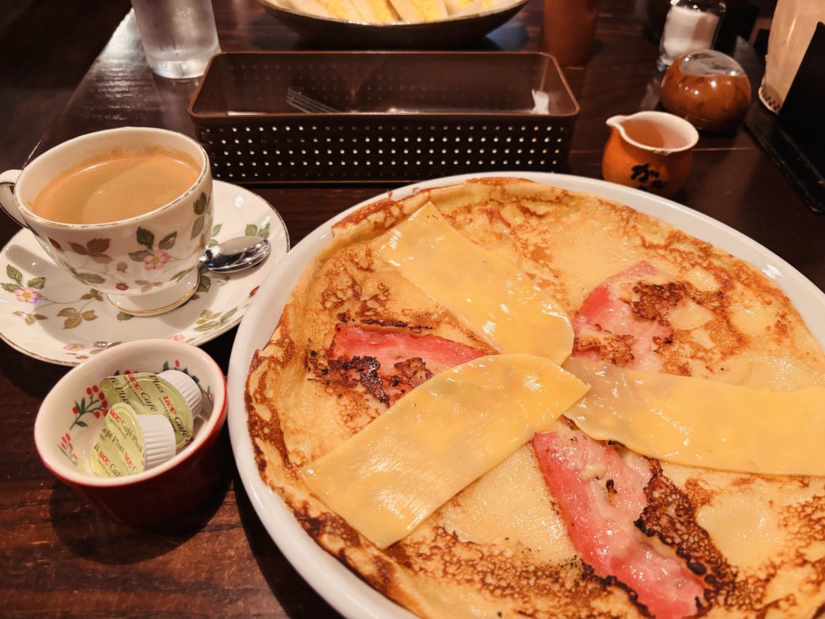 wx45MjXC4Itdw6b's tweet photo. 🥓🧀🧅🥞
夏季休暇満喫中

皆さん “ パンネクック ” ってご存知ですか？
西ヨーロッパのオランダの
『薄焼きのパンケーキ』で庶民的な料理
朝食やランチ, ティータイムに食べられます

今回はベーコン, チーズ, 玉ねぎ入り♪
バターの香りがしてもちもち
めっちゃ美味しかったです❣️🥰
.
#カフェ巡り https://t.co/ZgXvja98mL