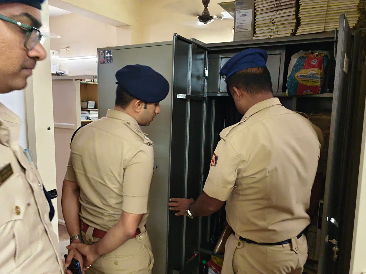 DCPWestBCP's tweet photo. #AnnualInspection @KPAgraharaPS

ದಿ: 12.08.2026 ರಂದು #ಕೆಪಿಅಗ್ರಹಾರ ಪೊಲೀಸ್ ಠಾಣೆಯ ವಾರ್ಷಿಕ ಪರಿವೀಕ್ಷಣೆ ನಡೆಸಿ, ಠಾಣಾ ದಾಖಲಾತಿಗಳ ನಿರ್ವಹಣೆ, ಪ್ರಕರಣಗಳ ತನಿಖೆ ಪ್ರಗತಿ, ಅಪರಾಧ ತಡೆ &amp; ಪತ್ತೆ ಹಾಗೂ ಕಾನೂನು &amp;ಸುವ್ಯವಸ್ಥೆ ಪರಿಶೀಲಿಸಲಾಯಿತು

ಜನಸ್ನೇಹಿ ಪೊಲೀಸ್ ಸೇವೆ ಒದಗಿಸಲು ಅಧಿಕಾರಿಗಳಿಗೆ ಅಗತ್ಯ ಸೂಚನೆಗಳನ್ನು ನೀಡಲಾಯಿತು https://t.co/APY8S15ybj