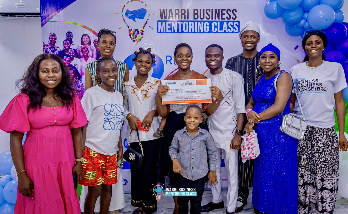 AlfredUkane's tweet photo. THIS WOMAN INSPIRES ME

There is a woman who attends the Warri Business Mentoring Class with her children, her name is Mrs Ruth Peter

She shows up relentlessly
She participates
She learns
She markets her business
She keeps pushing

#alfredukane #WarriBusinessMentoringClass https://t.co/twoN92b57y