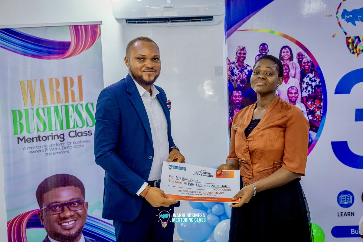 AlfredUkane's tweet photo. THIS WOMAN INSPIRES ME

There is a woman who attends the Warri Business Mentoring Class with her children, her name is Mrs Ruth Peter

She shows up relentlessly
She participates
She learns
She markets her business
She keeps pushing

#alfredukane #WarriBusinessMentoringClass https://t.co/twoN92b57y
