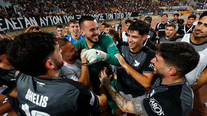 anastasislir's tweet photo. Τι να πουμε για αυτην την ΟΜΑΔΑΡΑ!!!
Το Μεγαλο Καστρο εμεινε παλι ορθιο!!!!

Τα παιδιά του Χρήστου Κόντη έκαναν ξανά την ανατροπή στην έδρα τους πλεον, μπροστά σε 10.000 Ομιλήτες, και λύγισαν την πρωταθλήτρια ΑΕΚ, κατακτώντας το Super Cup.
Πρόκειται για μια μεγάλη επιτυχία και για το ελληνικό στοιχείο, καθώς ο Χρήστος Κόντης ξεκίνησε την αναμέτρηση με οκτώ Έλληνες στην αρχική ενδεκάδα, ενώ από τις πέντε αλλαγές που πραγματοποίησε, οι τρεις ήταν επίσης Έλληνες ποδοσφαιριστές.
Εξαιρετική εμφάνιση πραγματοποίησε ο αρχηγός Θανάσης Ανδρούτσος, ο οποίος έκλεισε πολλά στόματα και απέδειξε γιατί κλήθηκε στην Εθνική Ελλάδας τον περασμένο Ιούνιο. Καταπληκτικός ήταν και ο Κωστούλας, που αγωνίστηκε ως δεξιός στόπερ. Παρά το νεαρό της ηλικίας του, έδειξε αξιοσημείωτη ωριμότητα και πέτυχε το γκολ έπειτα από τη μαγική εκτέλεση του Αϊτόρ.
Τέλος, ο Χριστογεώργος, σαν άλλος Μύρωνας Σηφάκης, από το 87   εξελίχθηκε σε μεγάλο ήρωα της διαδικασίας των πέναλτι.Ενω ο Ντίκμαν, αν και βρισκόταν μόλις δύο ημέρες στην ομάδα, πέρασε ως αλλαγή στο 75ο λεπτό, έδειξε από τα πρώτα του λεπτά μεγάλη ποιότητα και ευστόχησε και στη δική του εκτέλεση πέναλτι.
#ΟΦΗ 
#ΣΟΥΠΕΡΚΑΠ