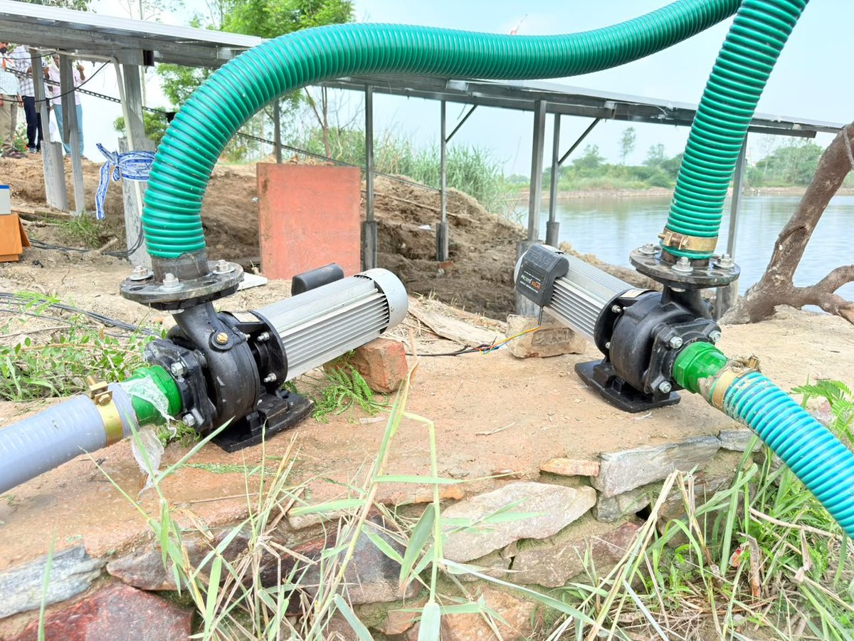 SANewsRajasthan's tweet photo. गाँव नंगला दांदू,  तहसील कामा, जिला डीग (राजस्थान) को 10 KW सोलर सिस्टम व 2 मोटर 5 HP DC motor संत रामपाल जी महाराज के द्वारा दिए गए। SA News Rajasthan

#SantRampalJiMaharaj #NanglaDandu #Deeg #Kama #Rajasthan #SolarSystem https://t.co/GrqJFjqfRD