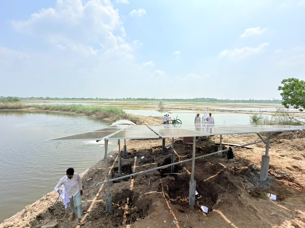 SANewsRajasthan's tweet photo. गाँव नंगला दांदू,  तहसील कामा, जिला डीग (राजस्थान) को 10 KW सोलर सिस्टम व 2 मोटर 5 HP DC motor संत रामपाल जी महाराज के द्वारा दिए गए। SA News Rajasthan

#SantRampalJiMaharaj #NanglaDandu #Deeg #Kama #Rajasthan #SolarSystem https://t.co/GrqJFjqfRD