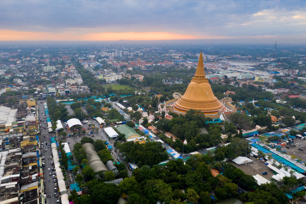 AmazingThaiJP's tweet photo. 『VIVANT』Season 2では、タイの魅力的な景色が登場🇹🇭✨   
劇中に登場するタイの3スポットをご紹介💁‍♀️💁‍♀️ 

📍ナコーンパトム🇹🇭  
タイで一番高く世界最大ともいわれている高さ120.45mの釣り鐘状の仏塔「プラ・パトム・チェディ」🎬

🔗https://t.co/FLCoSuV3ae

#VIVANT https://t.co/DtTe23dkX9