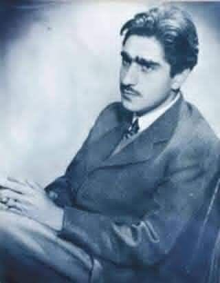 TOPRAK_2_'s tweet photo. 20 YAŞ 35 YAŞ 40 YAŞ 
              VE BUGÜN-KÜ BEN
-Şunları bir araya toplayayım. 
Bir güzel muhabbet edelim- diye düşündüm.
Mutfak işinden de anlarım.
Donattım sofrayı.
Bayağı uğraştım.
Hepsinin, ayrı ayrı ne yemekten, ne içmekten hoşlandığını iyi bilirim.
Bayağı da para gitti.
Birinin yediğini öbürü yemez.
Ötekinin içtiğini beriki içmez.
Dört kişilik sofra kurdum.
Mumları da yaktım.
Bak hepsi, Erick Satie severdi.
Hatırladım.
Müziği de ayarladım.
Geldiler.
20 yaşında ben,
35 yaşımda ben,
40 yaşımda ben ve
bugünkü ben dördümüz.
Birden 20 yaşımı, 35 yaşımın karşısına oturttum.
40 yaşımın karşısına da, ben geçtim.
Yirmi yaşım, otuz beş yaşımı tutucu buldu.
Kırk yaşım ikisinin de salak olduğunu söyledi.
Yatıştırayım dedim.
-Sen karışma moruk- dediler. 
Büyük hır çıktı.
Komşular alttan üstten duvarlara vurdular.
Yirmi yaşım kırk yaşıma bardak attı.
Evin de içine ettiler.
Bende kabahat.
Ne çağırıyorsun tanımadığın adamları evine…
CAN YÜCEL
Anısına Saygıyla...🌹