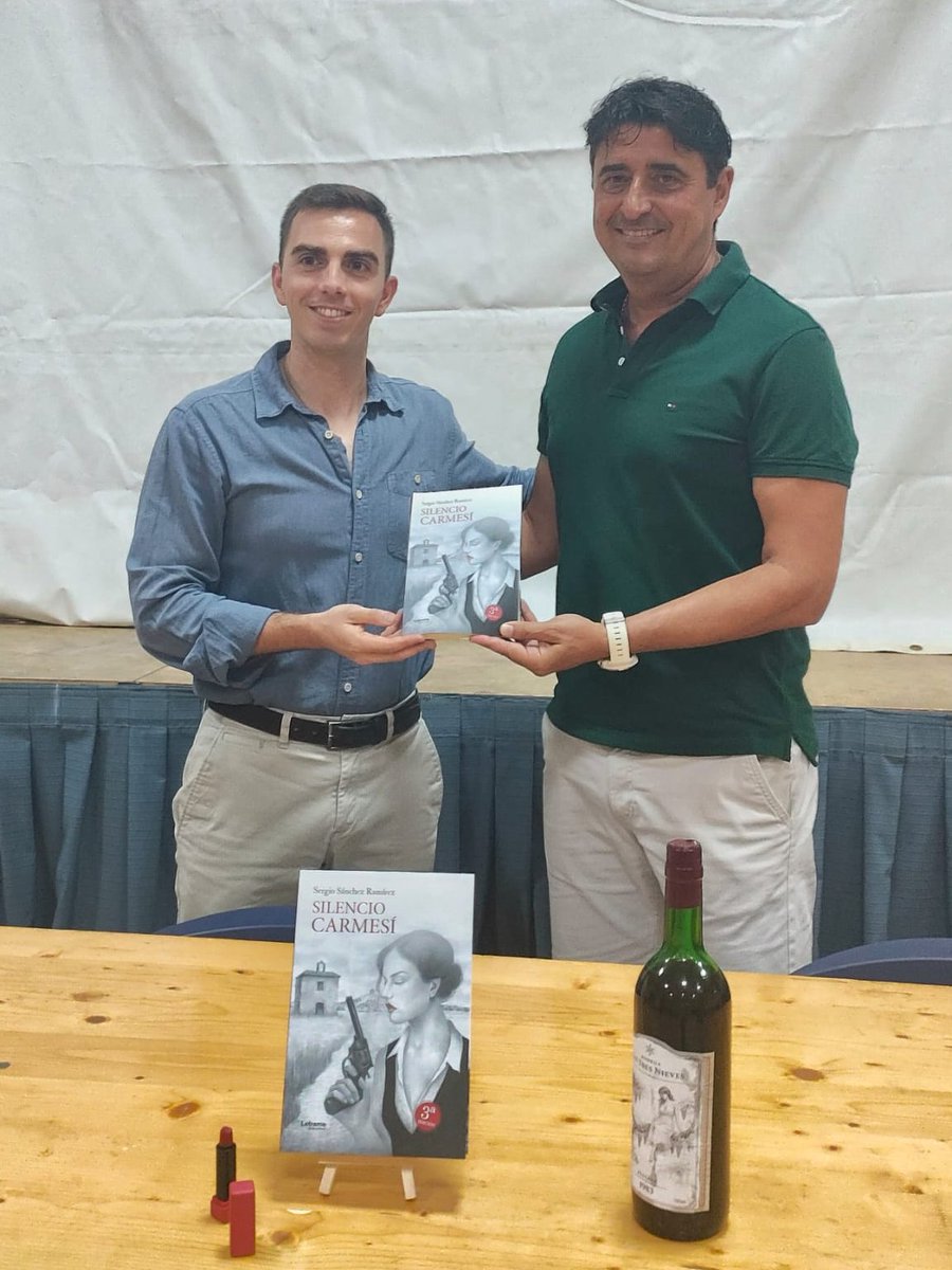 sersanzramirez_'s tweet photo. 🟠Una presentación de #SilencioCarmesí para recordar, gracias a la gran organización y trabajo de #ACRLaJara. Y, además, un agradecimiento muy especial a #AdolfoSánchez por conducir el acto de manera excelente y cercana 📕🍷🔪 https://t.co/Odqr6NdacT