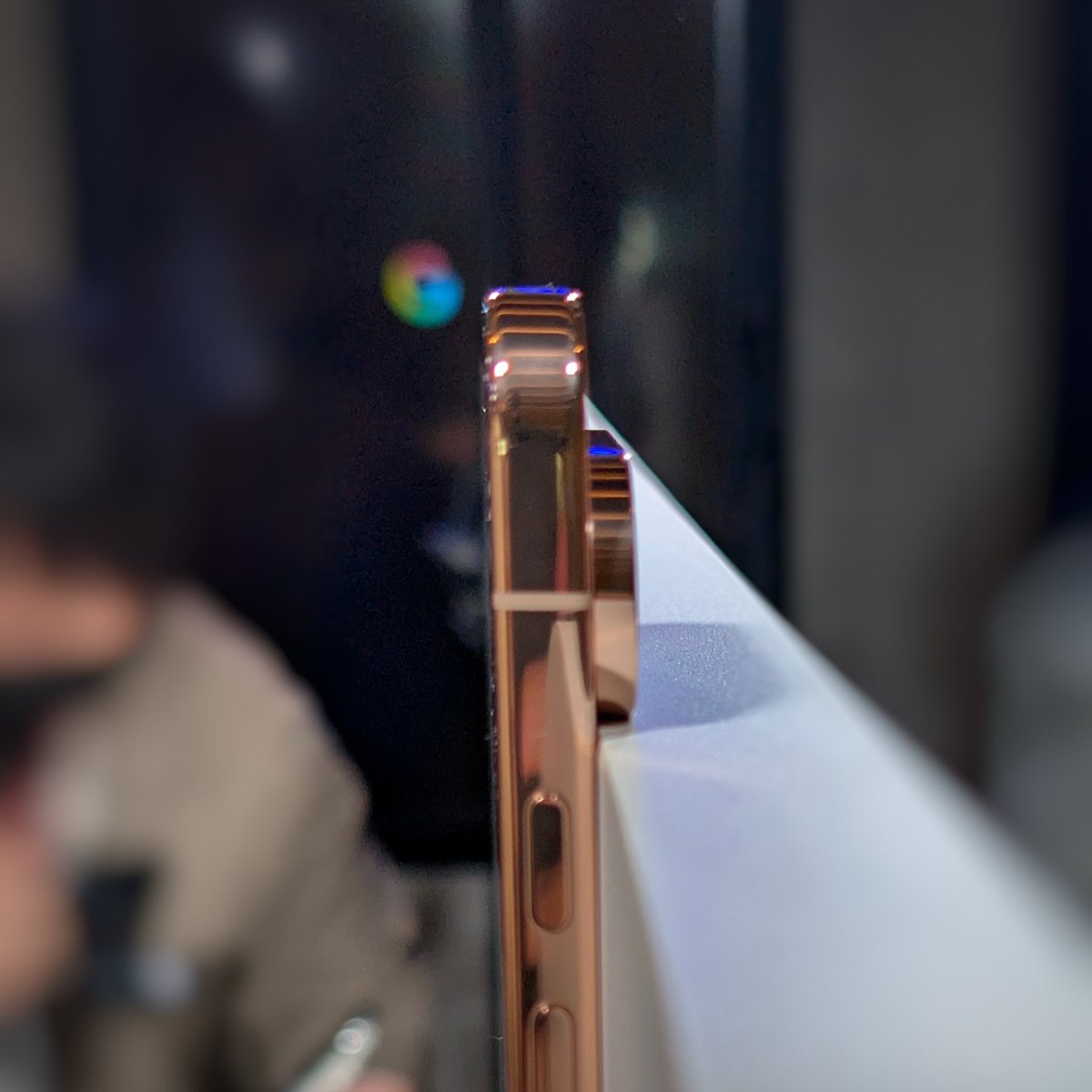 Ittousai_ej's tweet photo. 逆に考えるんだ。「Pixel 11 Proのカメラバーいくらなんでもゴツすぎ」じゃなく、「角に引っ掛けて動画撮れるからいいさ」と考えるんだ(※真似しないでください) https://t.co/DPlf9jXzLE