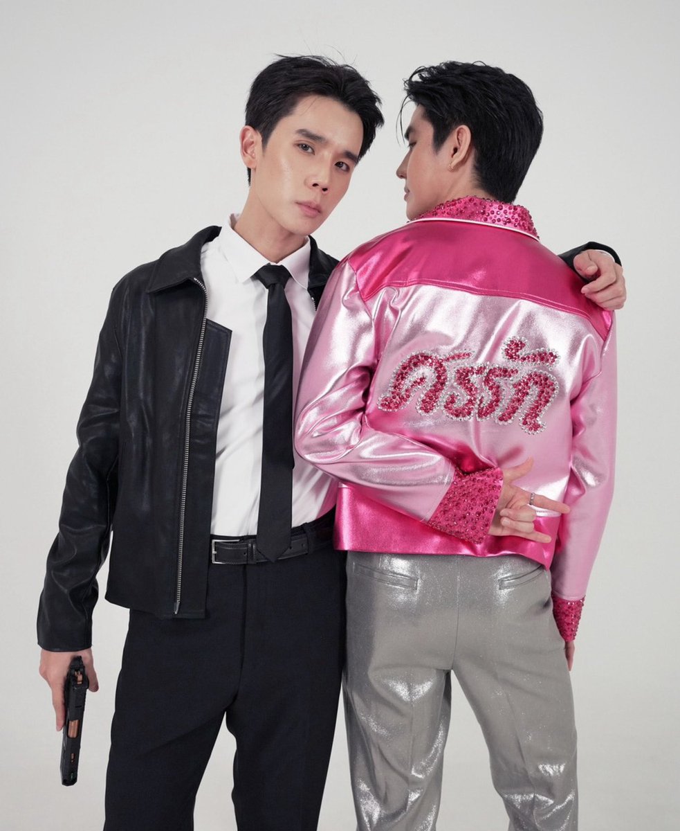 RtFern_'s tweet photo. ป้องปืนก็คือป้องปืนจริงๆนะ ติดกึงมาก ไม่ว่าจะถือปืมหรือยกปืม ส่วนน้องเปปเปอร์ก็คือน้องเปปเปอร์ มีการแอบเหล่พี่เขา แถมยืนทิ้งโพก ใส่รองเท้ามีส้นอีก อืมมม เริ่ด🫦

#IWillAlwaysSaveYou https://t.co/7zGcyTkQrs
