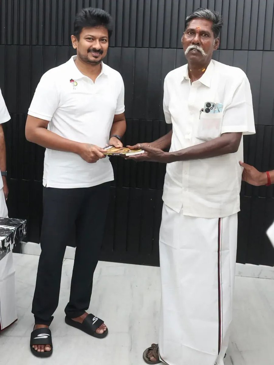 46Mmp's tweet photo. குறிஞ்சி இல்லத்தில் ❤️😍
#udhayanidhistalin #love #picoftheday #dmk_blood https://t.co/VSnR0aOg6c